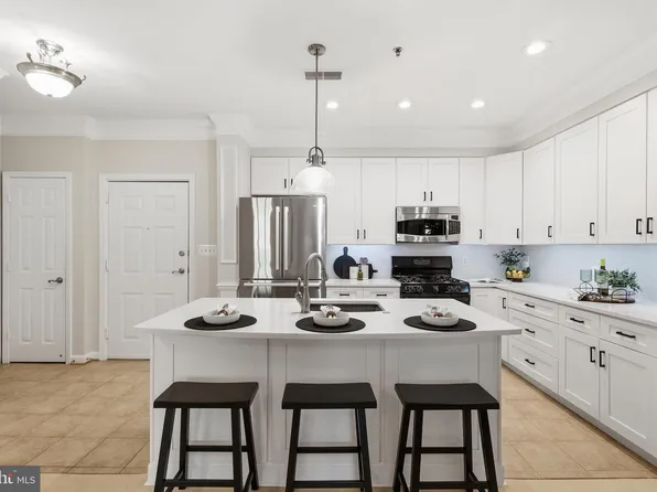 10328 Sager Ave Unit 403, Fairfax, VA 22030