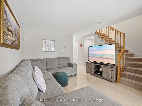 4th image of 31 Alderbrook Pl E