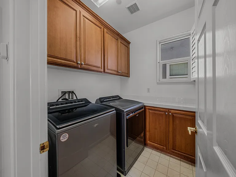 100 Portsmouth Dr — Photo 38