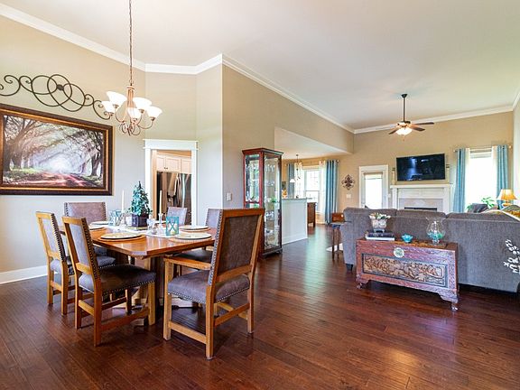 3rd image of 213 Faraway Hills Dr