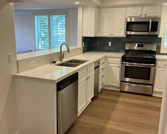 4th image of 10700 Bloomfield St APT 9