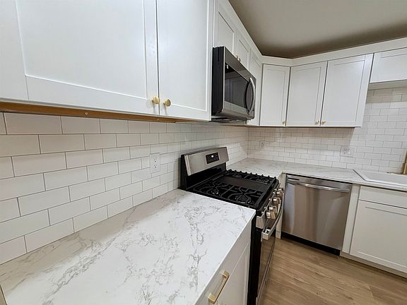 5th image of 108 Ashmore Ave