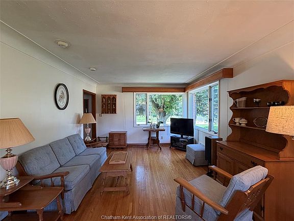 5th image of 75 Warwick Dr