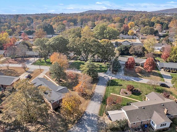 4th image of 16 Danbury Dr
