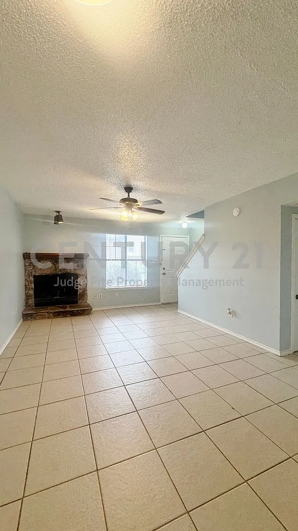 Lovely 2-Story 2/1.5 Apartment in Dallas Ready for Move-In! — Photo 2