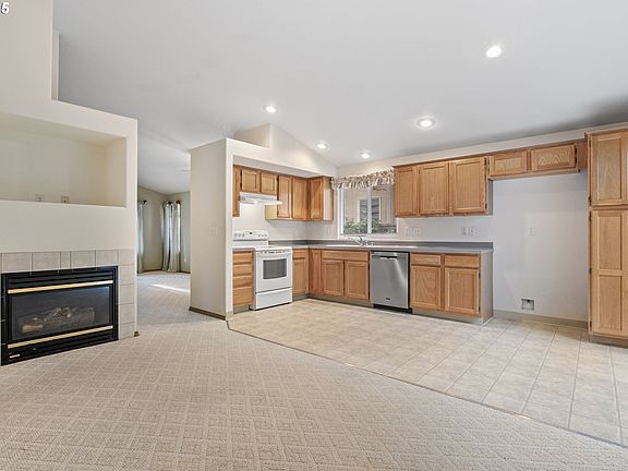 5th image of 1617 SE 180th Ave