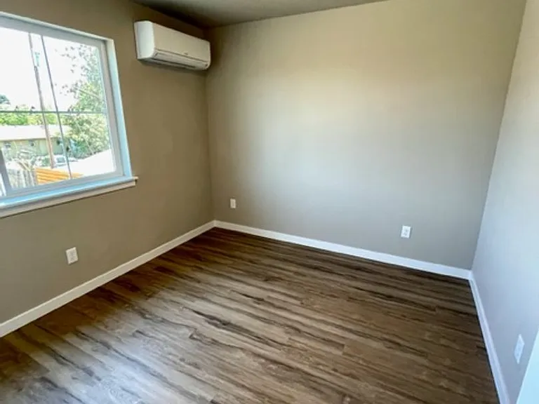 Jennifer Triplex - 61525-JENN-00 — Photo 10