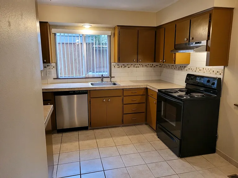 1616 SE Lambert St — Photo 5