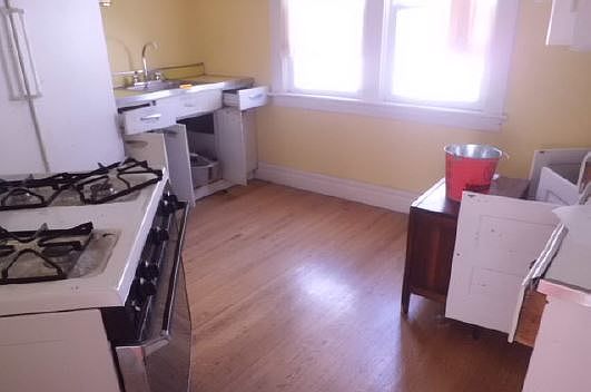 4th image of 586 Winspear Ave