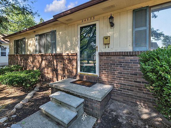 3rd image of 24533 Grove Ave