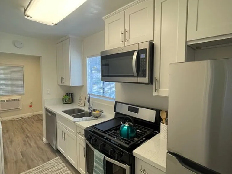 1414 S Campbell Ave — Photo 2