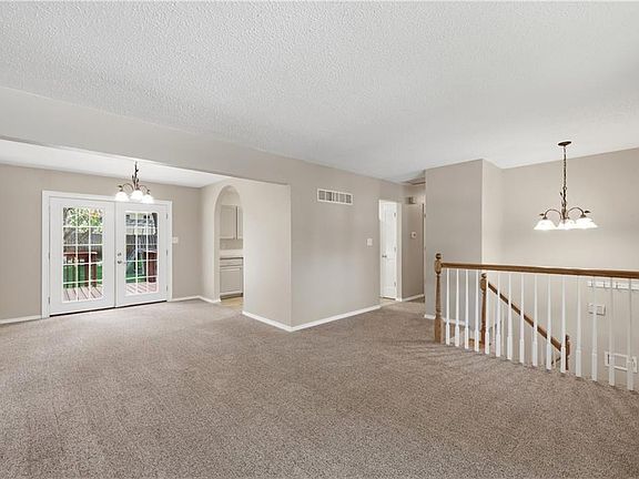 5th image of 201 SW Sandstone Dr
