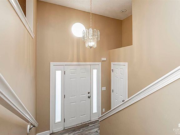4th image of 2703 Valley Dr