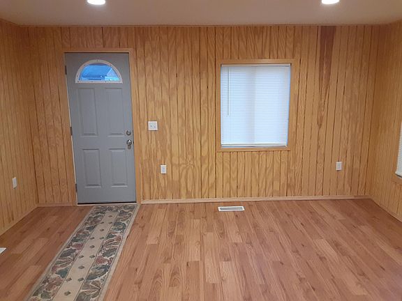 3rd image of 916 8th St SE