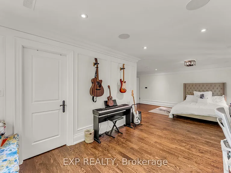 606 Lakeshore Rd W — Photo 32