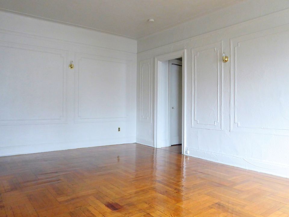 2nd image of 261 Gates Ave #Sixe