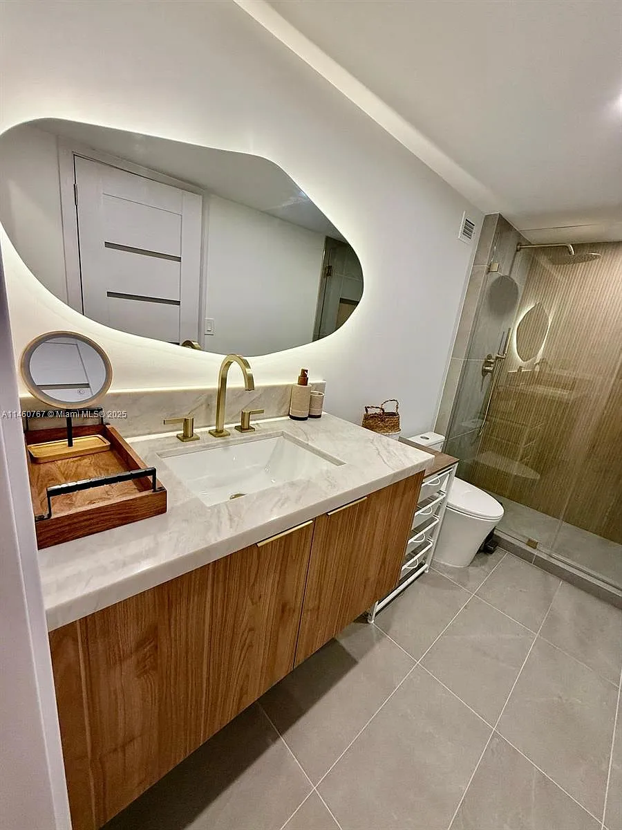 Building Photo - 2301 Collins Ave #1121