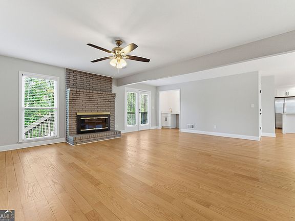 4th image of 247 Millbrook Farm Rd