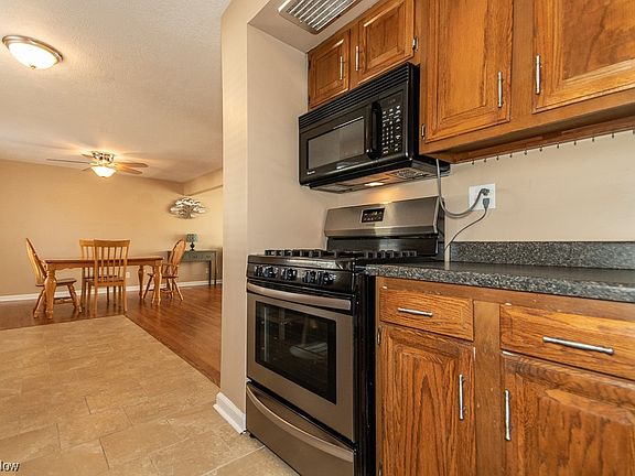 3rd image of 2381 Richmond Rd