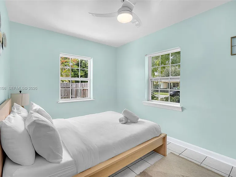 261 SW 15th St #2 — Photo 8