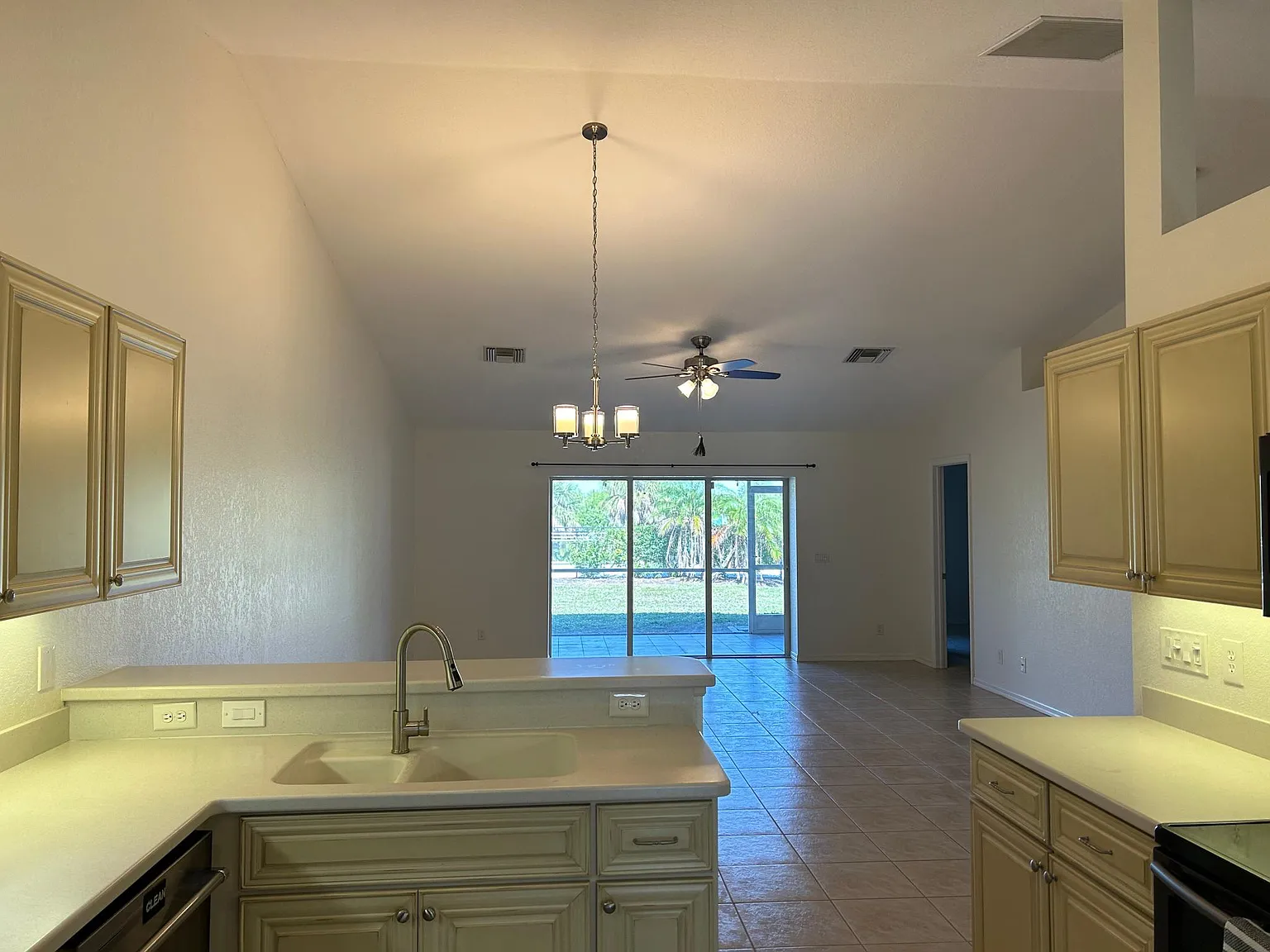 3 bed, 1516 sqft, $1,900 — Photo 4