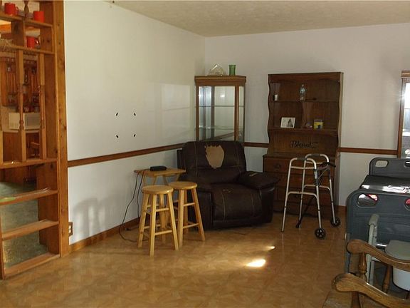 3rd image of 1425 Phillips Dr