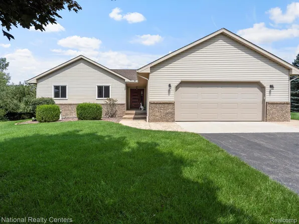 2101 Oakwood Rd, Ortonville, MI 48462