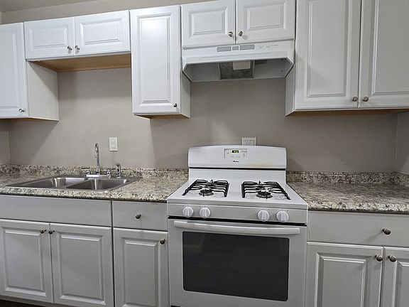 3rd image of 409 N Los Robles Ave APT 14