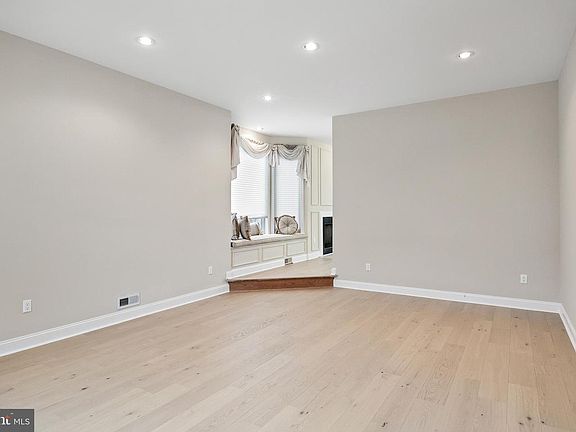 5th image of 2 Shingle Oak Dr