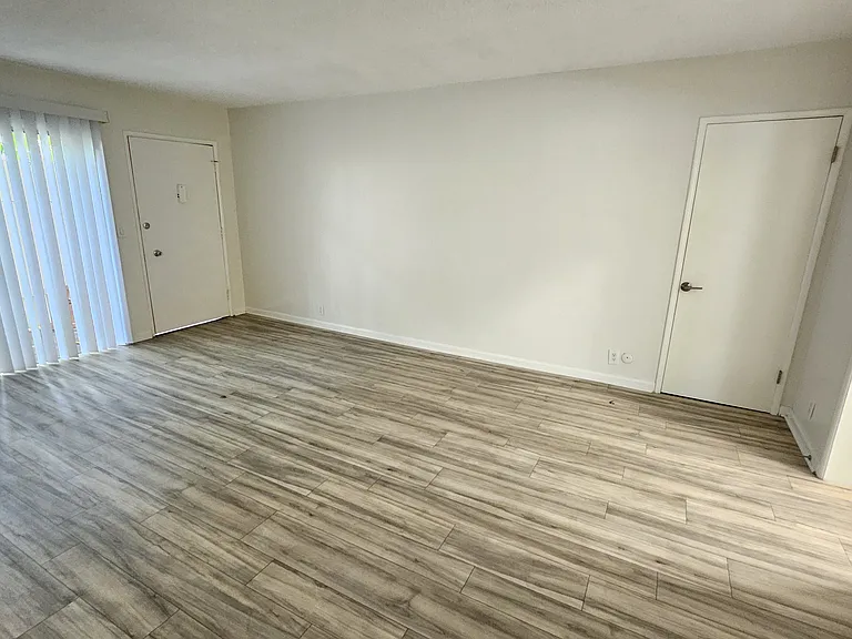2130 N Beachwood Dr #4 — Photo 12