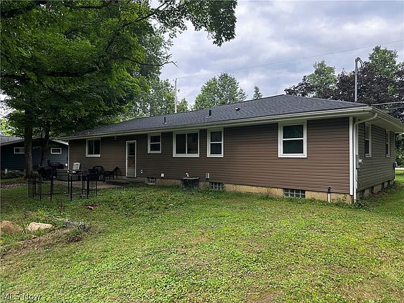3rd image of 9581 Colton Rd