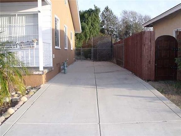 3rd image of 2531 Baily Ave