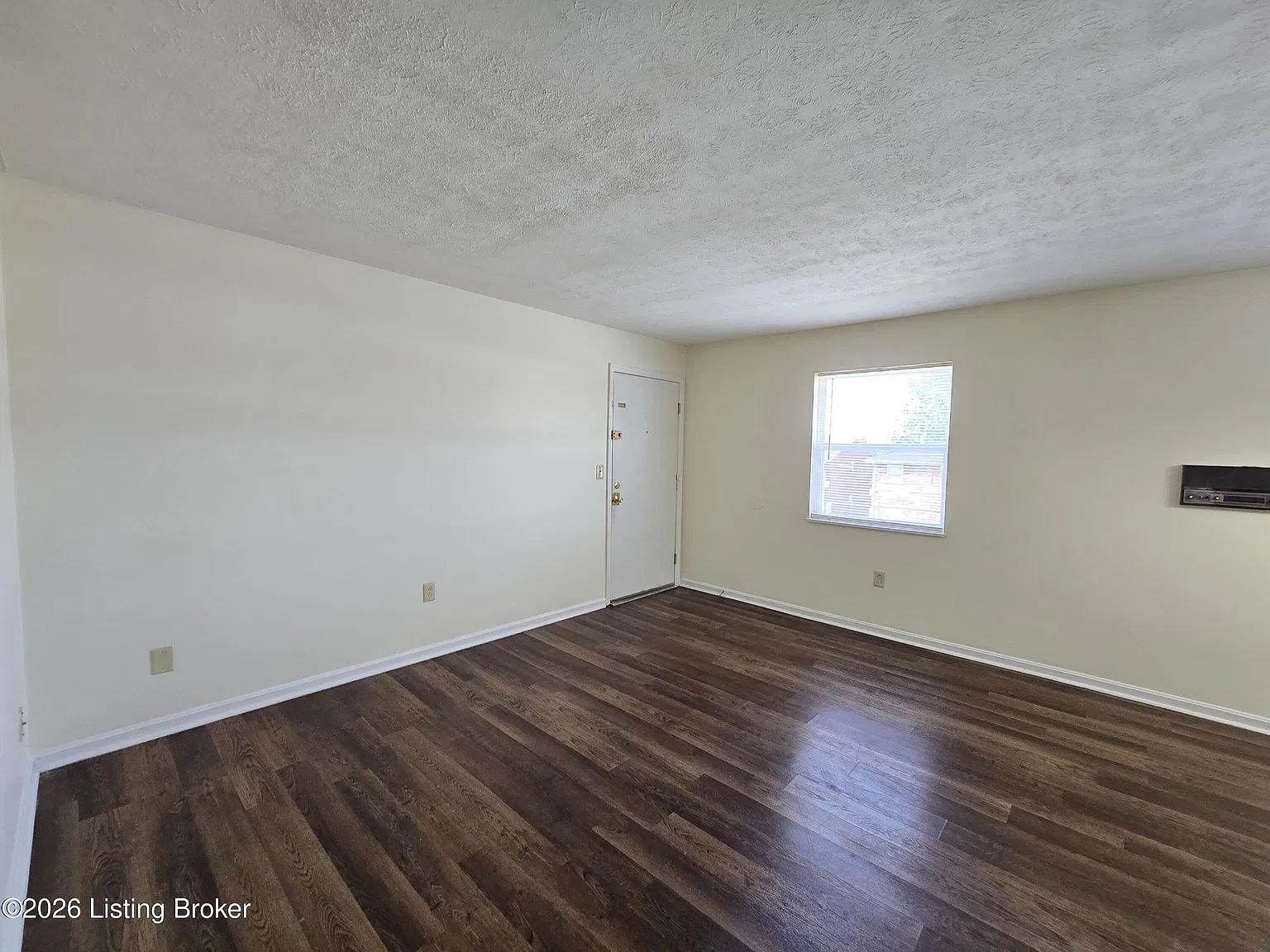 2 bed, 1.5 bath, 900 sqft, $849 — Photo 2