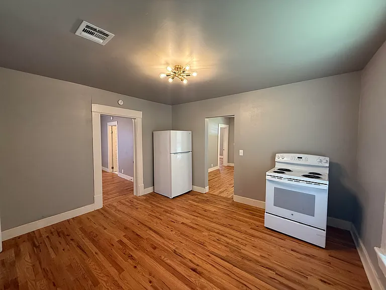 706 S Saint Louis Ave — Photo 5