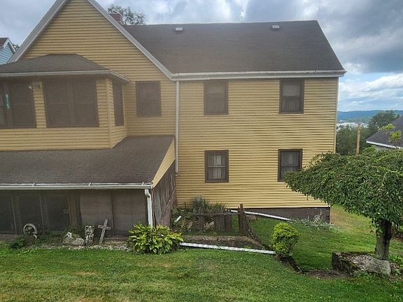3rd image of 915 Border Ave
