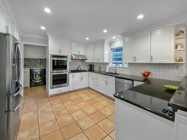 63 Shinnecock Hills Rd — Photo 5