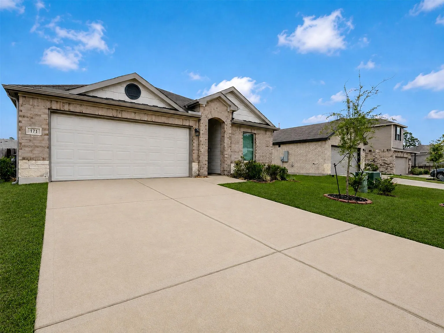3 bed, 2.0 bath, 1845 sqft, $2,100 — Photo 2
