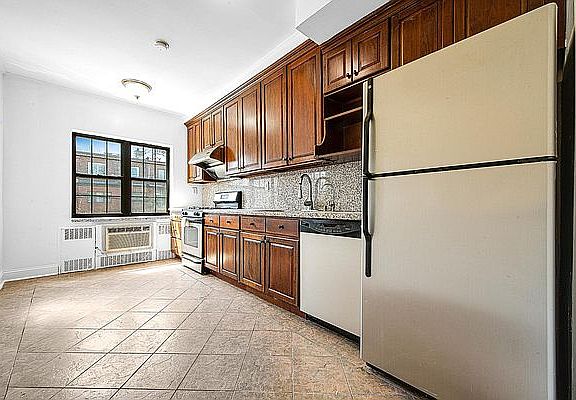 4th image of 6758 Fleet St