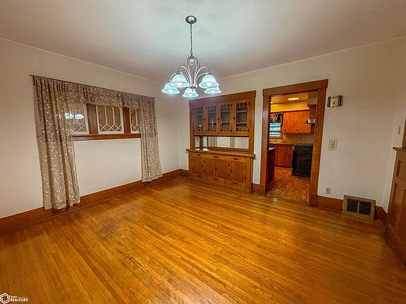 4th image of 216 4th St NE