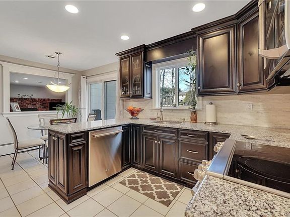 4th image of 20 Cranford Dr
