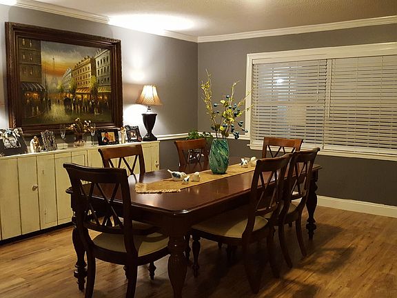 Formal dining or living rm