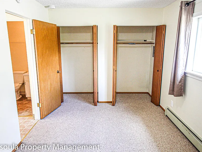 832 Rollins St — Photo 4