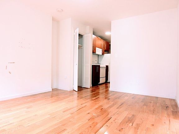 3rd image of 425 W 45th St #4FFW