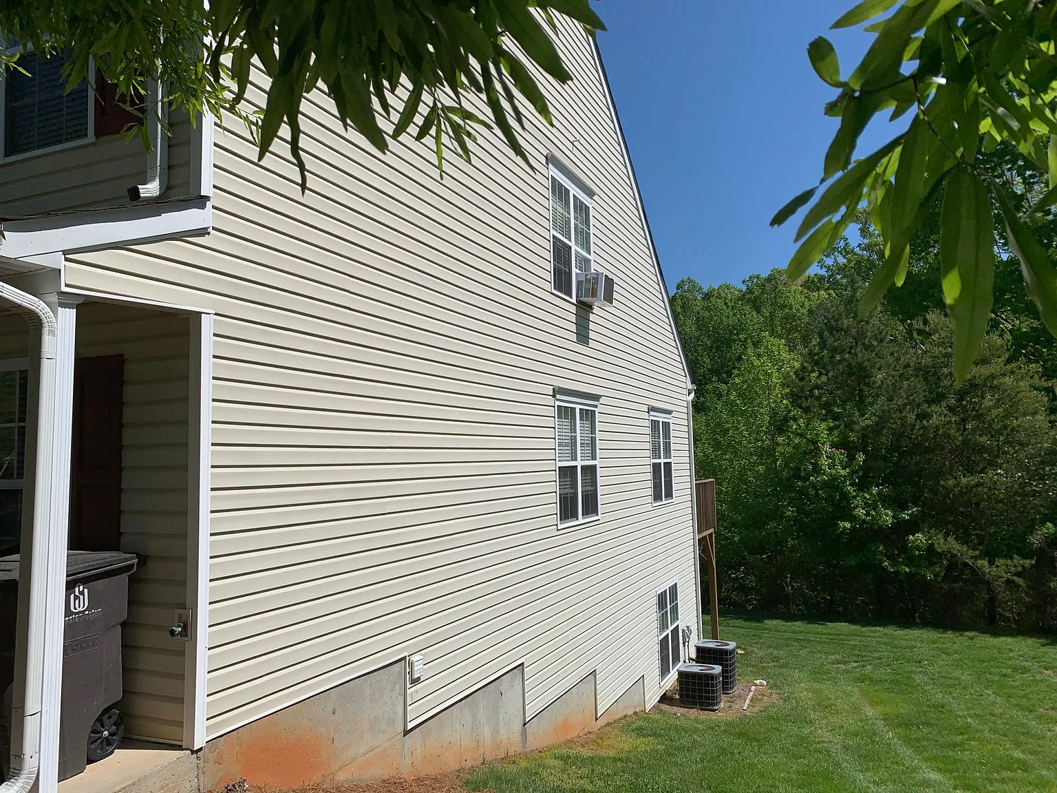 4 bed, 2400 sqft, $2,000 — Photo 2
