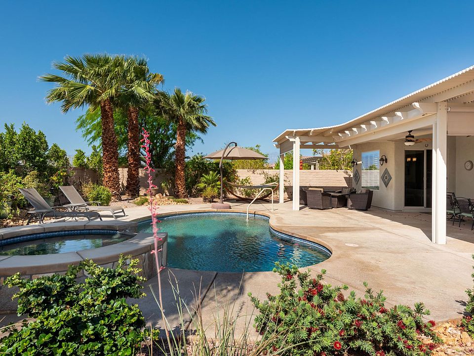 Your private pool & spa backyard oasis!