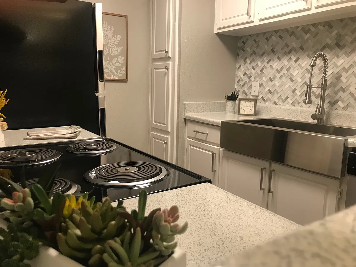 Kitchen - Lenox Park Apartments