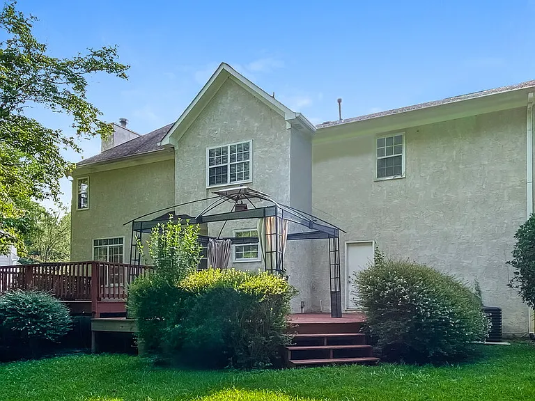 135 Masters Dr — Photo 17