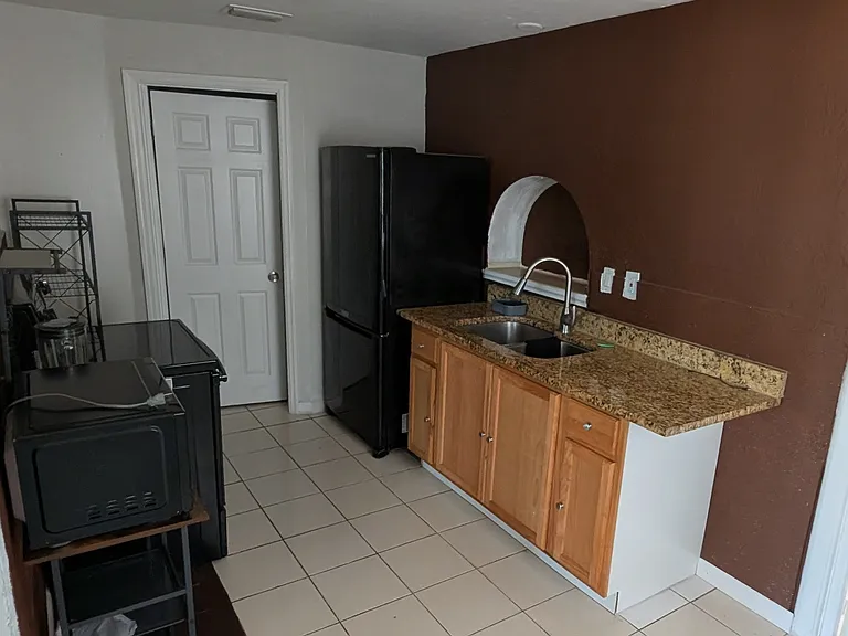 994 Coconut Cir W — Photo 14