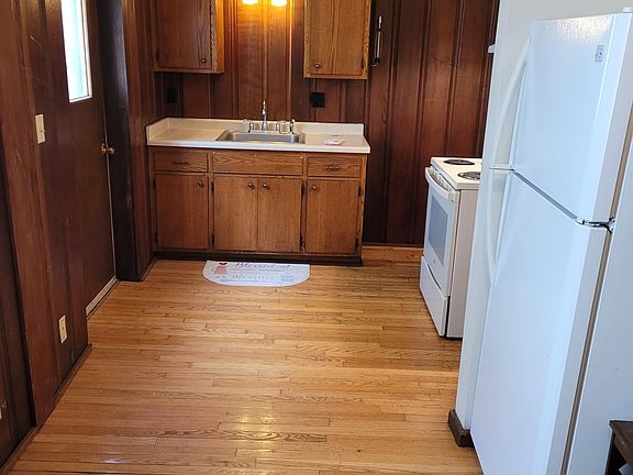 2nd image of 300 W Main St