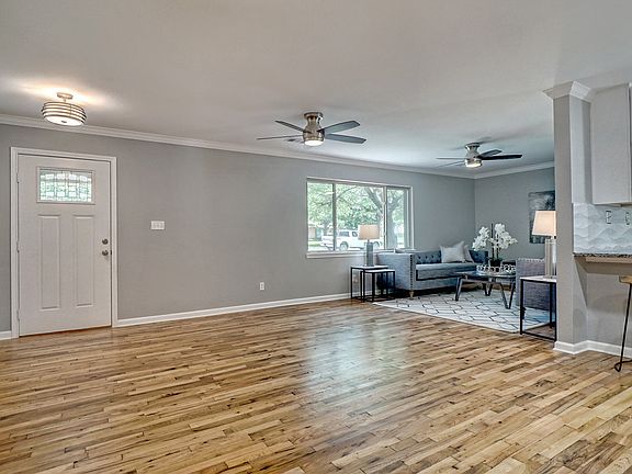 4th image of 813 E Worth St